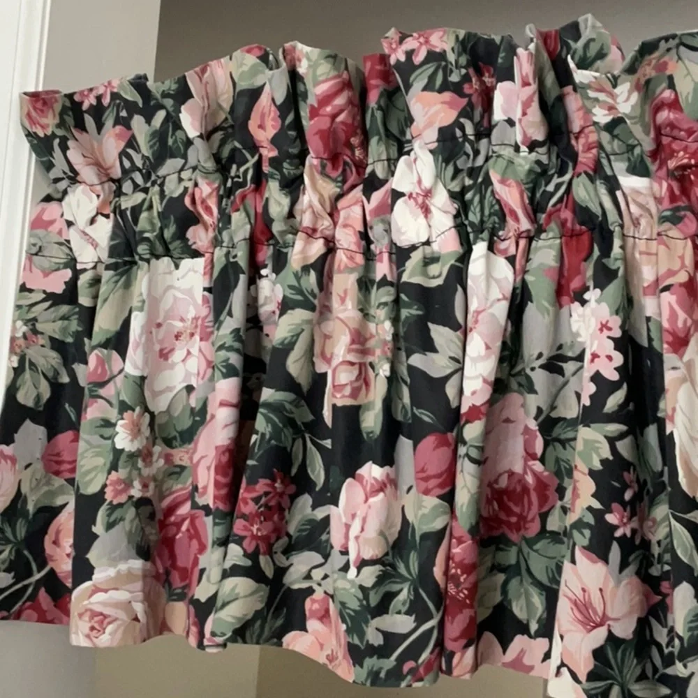 Croscill set of 2 window valances. Roses on black. - Picture 2 of 7